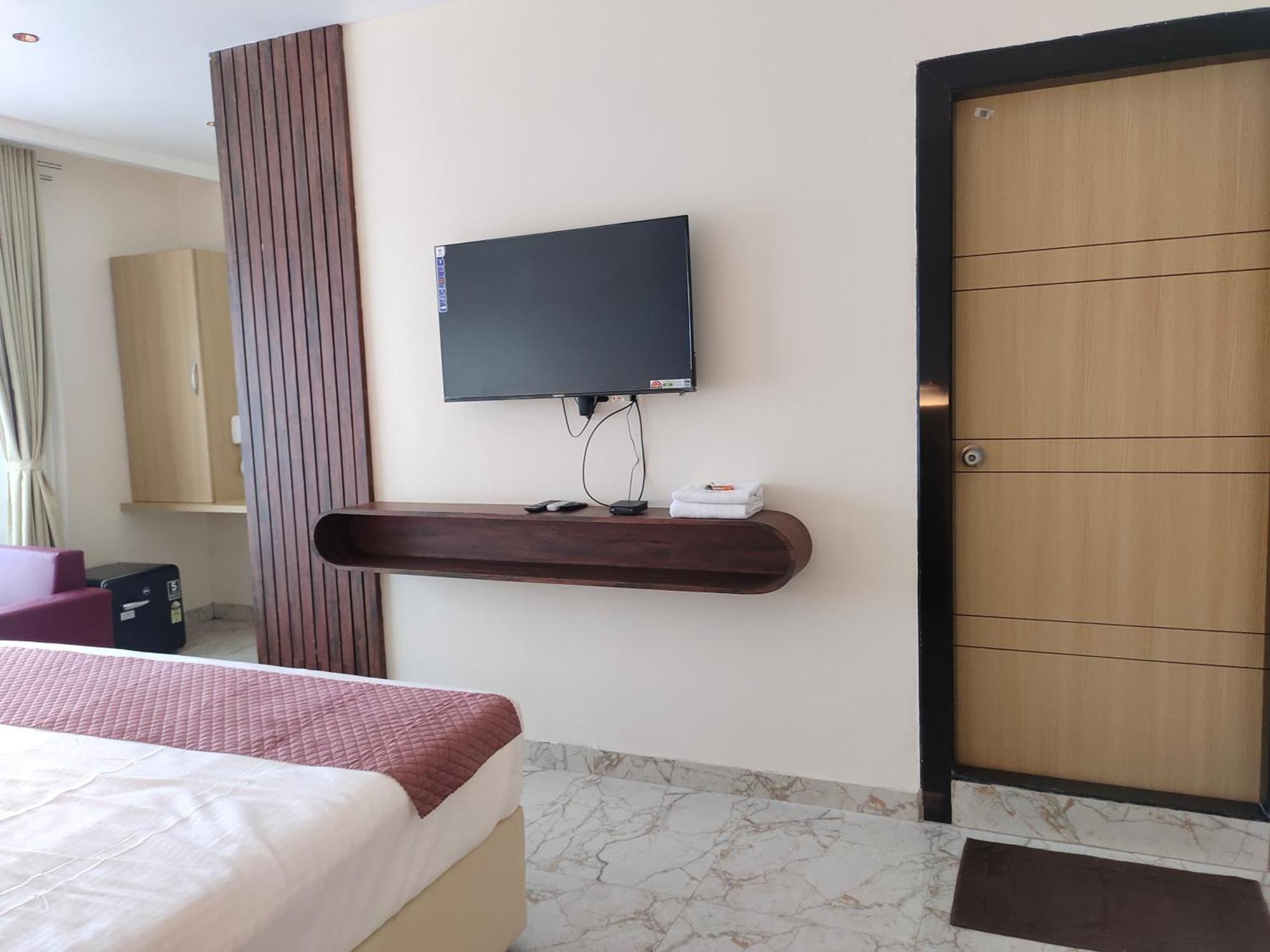 Hotel Meridian Blue Warangal Bagian luar foto